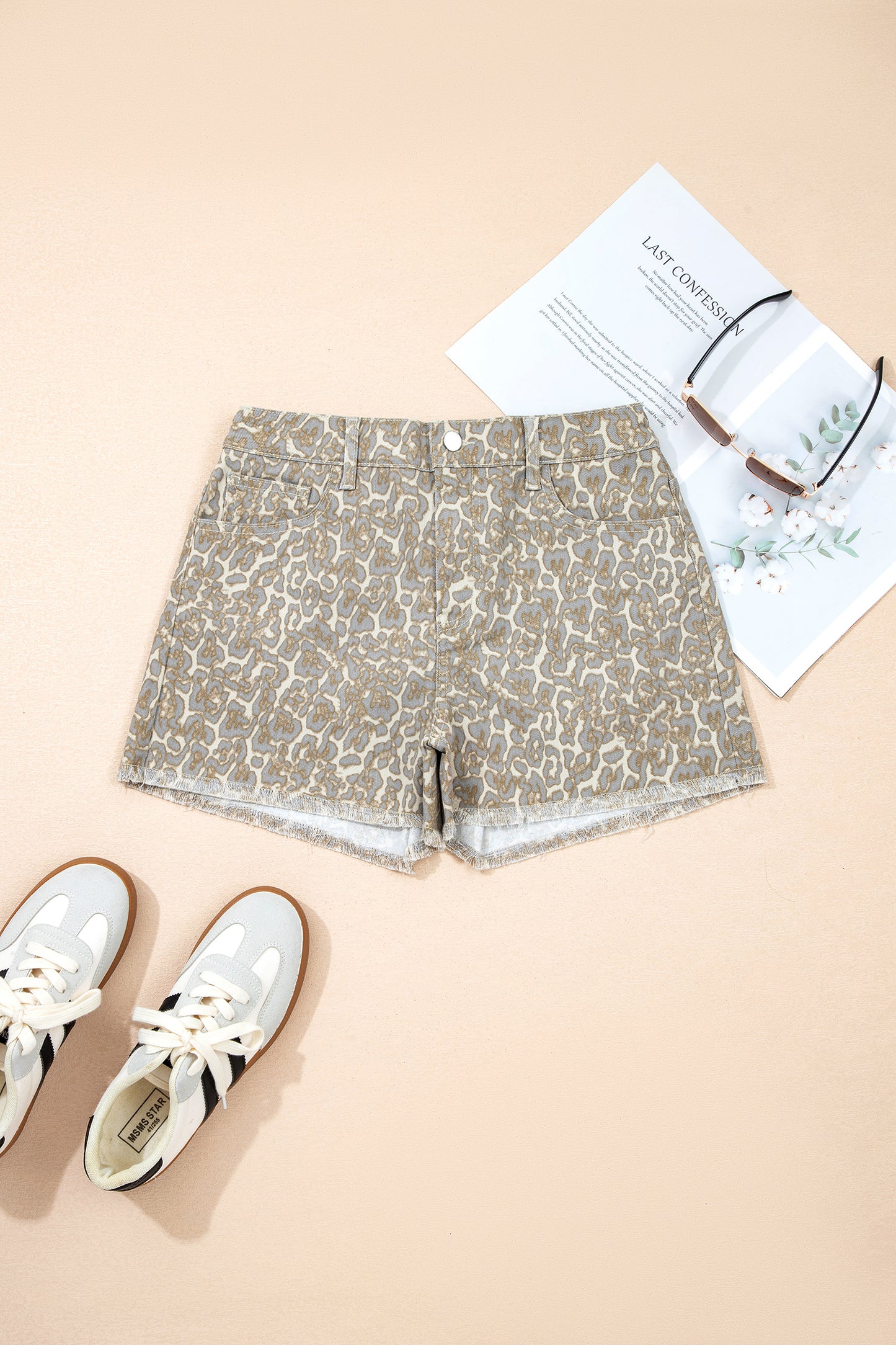 Pantalones cortos de mezclilla caqui con estampado de leopardo y borde sin rematar