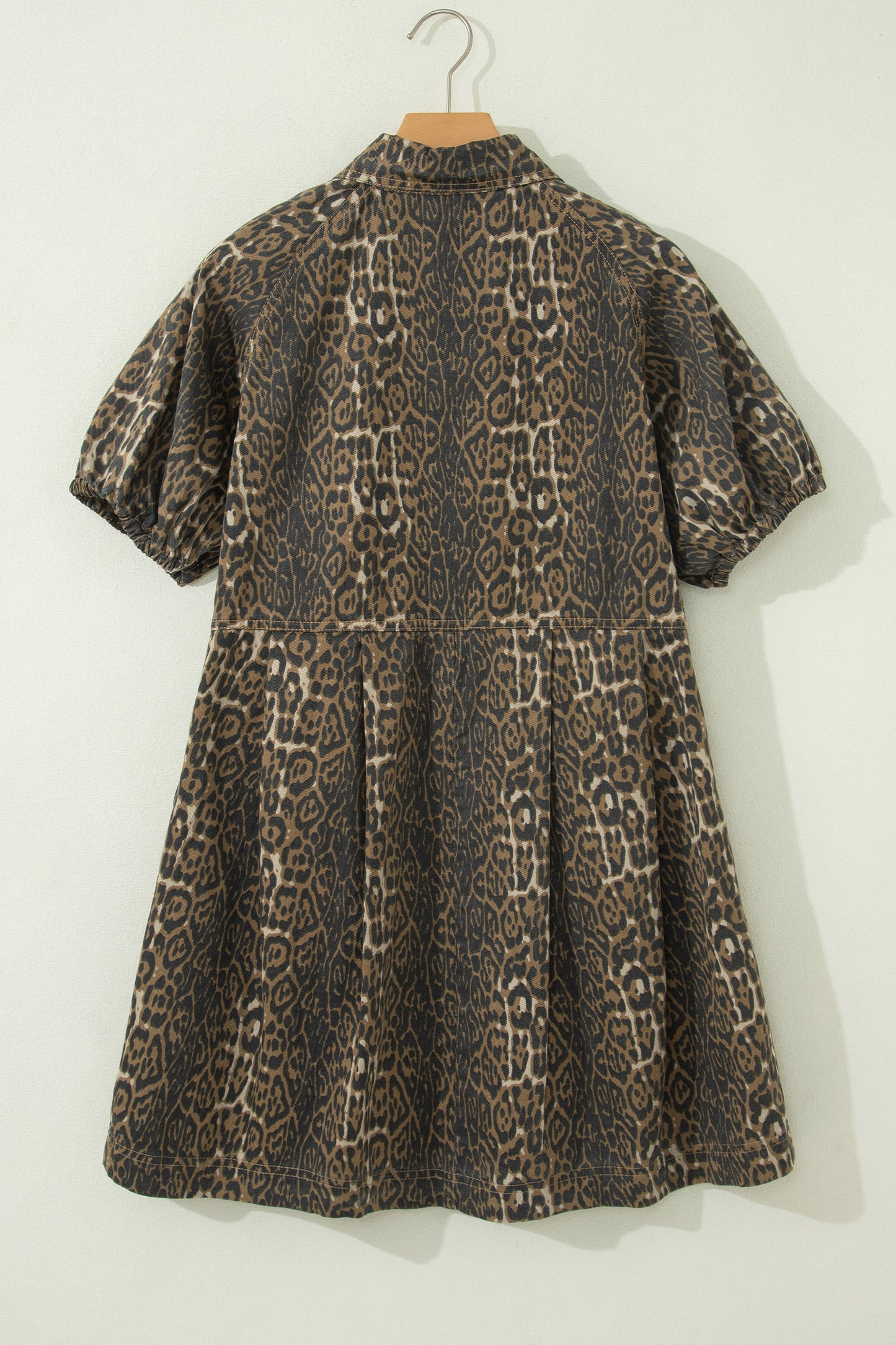 Minivestido vaquero plisado de manga corta con estampado de leopardo gris