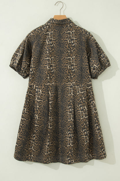 Minivestido vaquero plisado de manga corta con estampado de leopardo gris