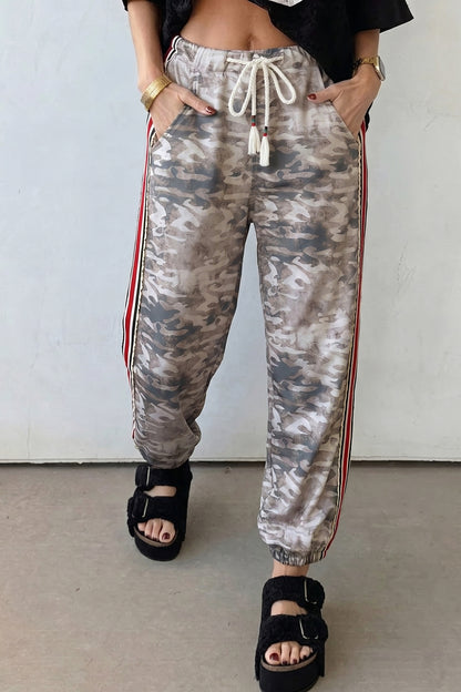 Pantalones con cordón, patchwork de paneles laterales a rayas y estampado de camuflaje caqui