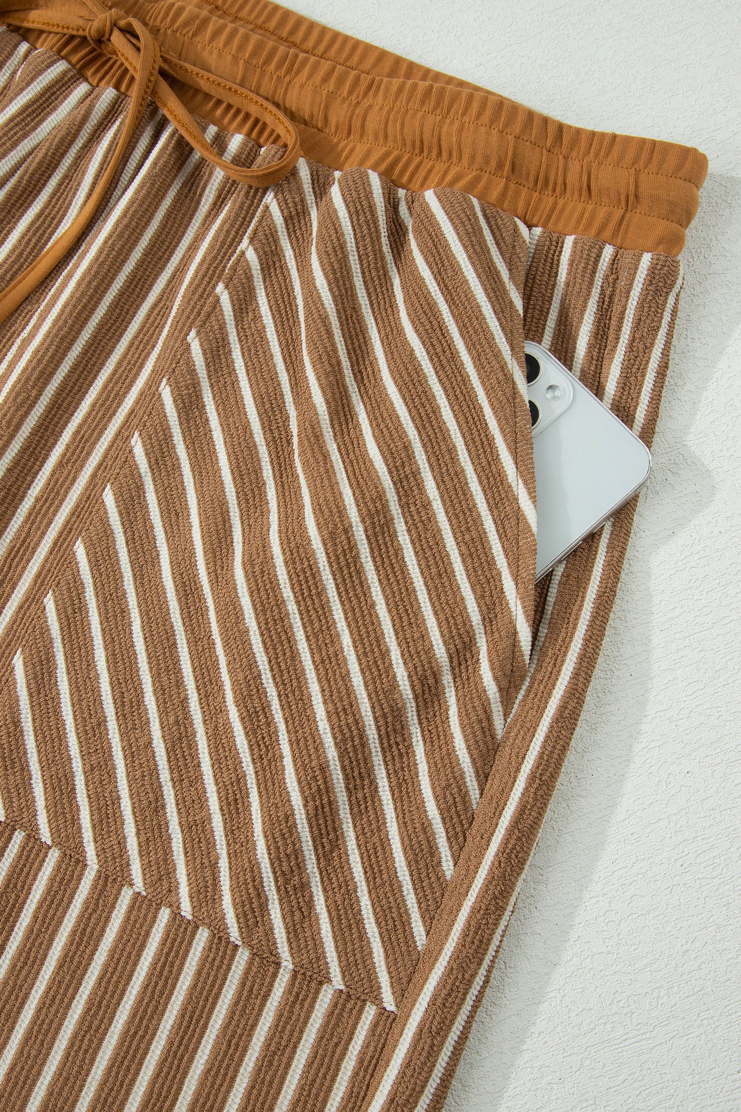 Conjunto de descanso de talla grande a rayas caqui con bloques de color y bolsillos