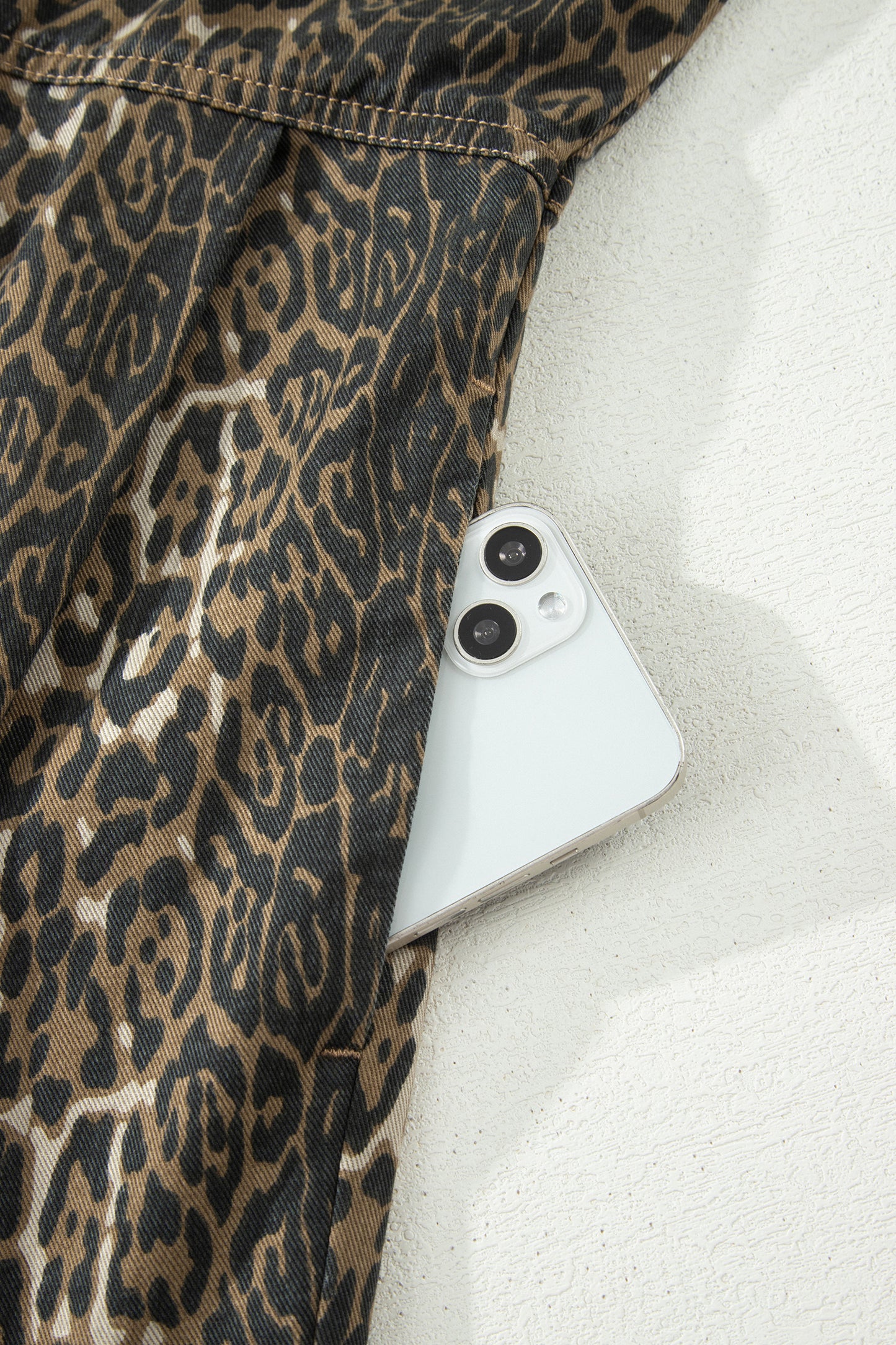 Minivestido vaquero plisado de manga corta con estampado de leopardo gris