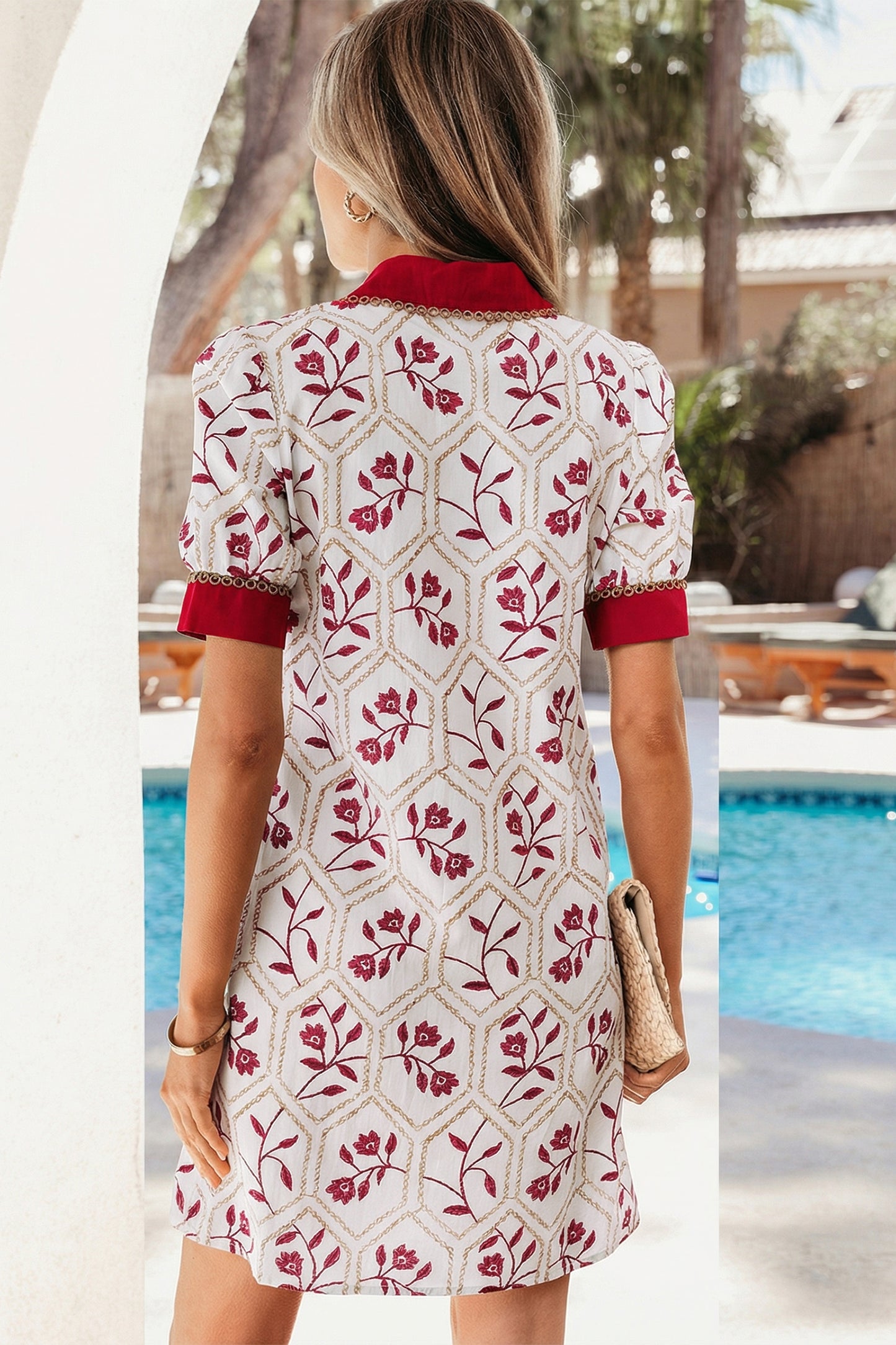 Minivestido con cuello y manga corta con estampado floral geométrico rojo y ribete de encaje