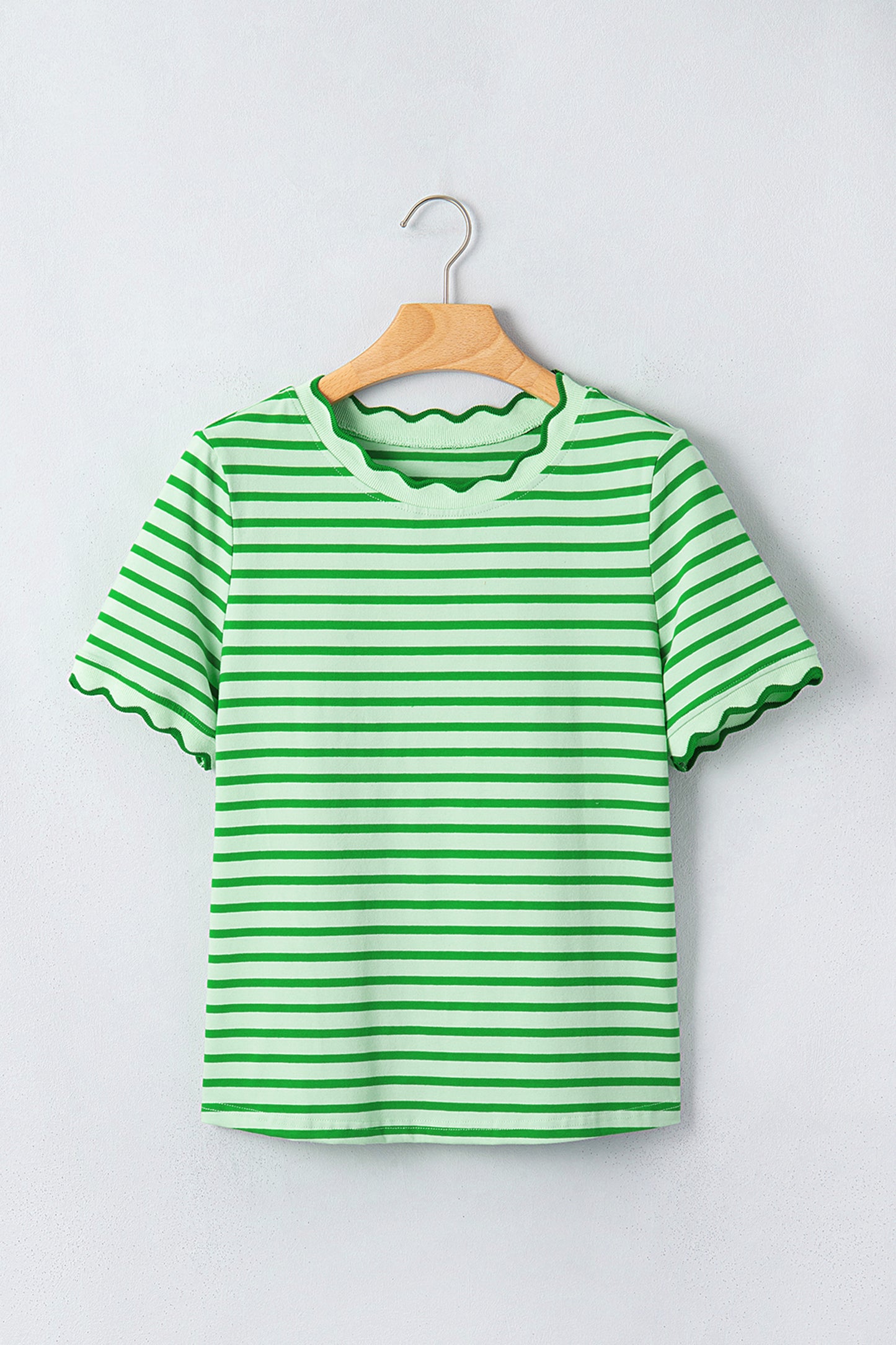 Camiseta de cuello redondo con ribete festoneado de rayas verdes