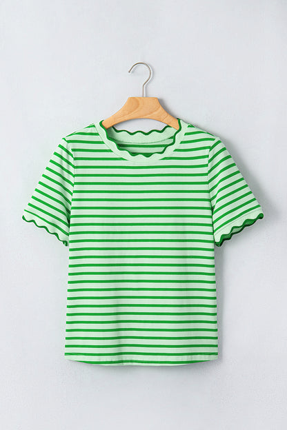 Camiseta de cuello redondo con ribete festoneado de rayas verdes