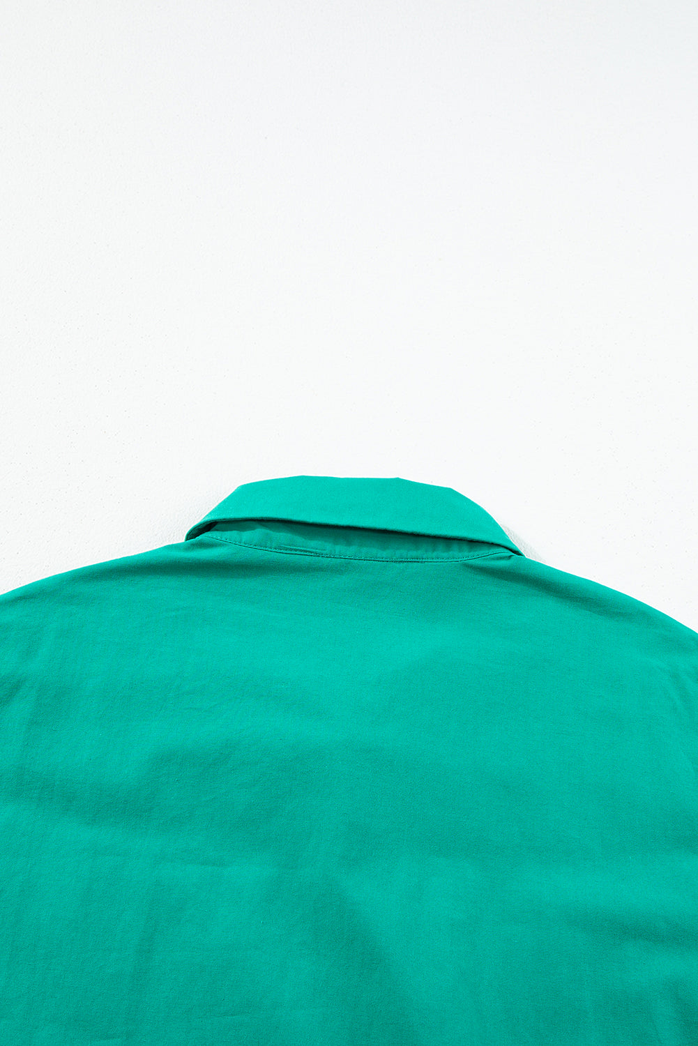 Vestido corto abotonado con manga con volantes fruncidos verde brillante