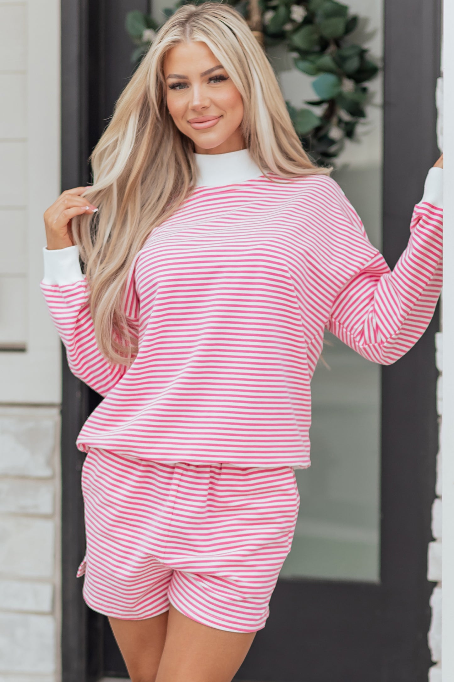 Conjunto de sudadera de cuello alto y shorts oversize con rayas rosas