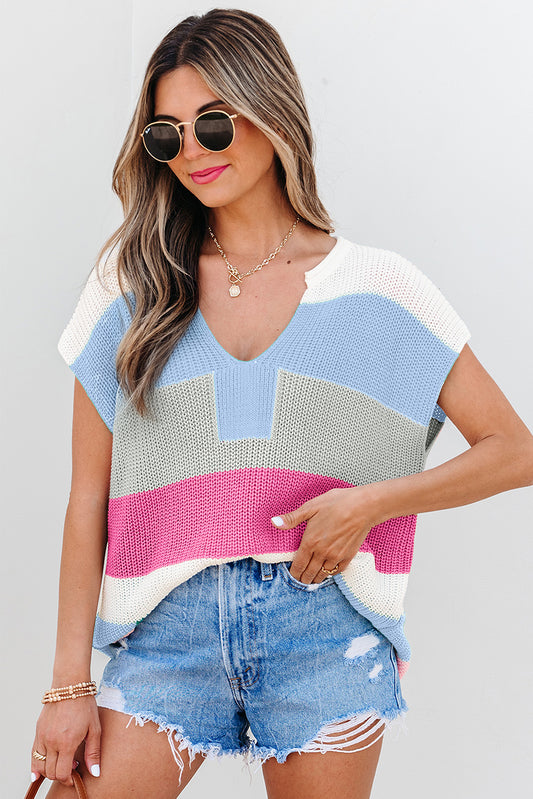 Camiseta de punto azul claro con bloques de color y cuello de pico con muesca