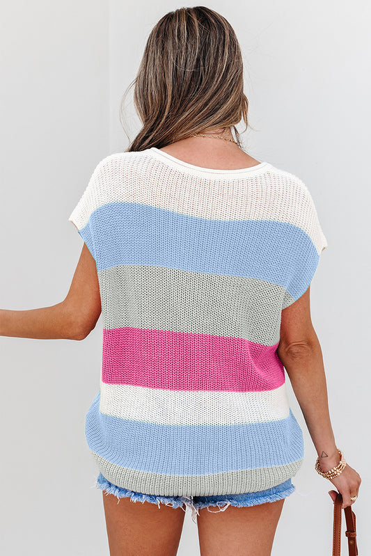 Camiseta de punto azul claro con bloques de color y cuello de pico con muesca