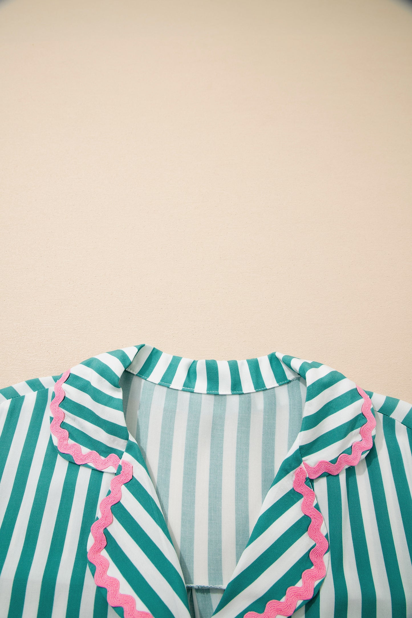 Conjunto de pijama de camiseta de manga larga y pantalón corto fruncido con cordón, ribete de ricrac en contraste de raya verde