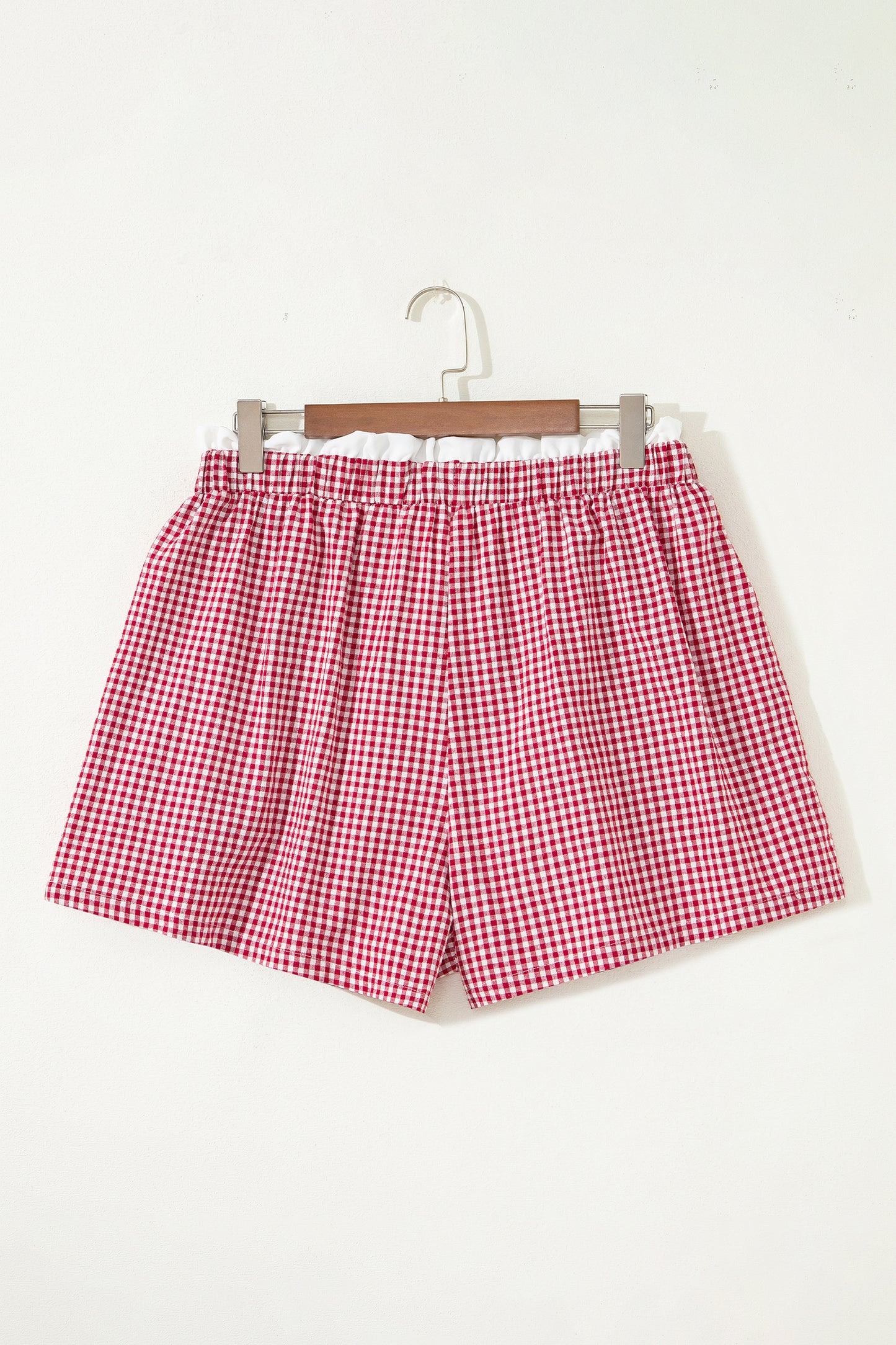 Pantalones cortos de talla grande con estampado a cuadros y ribete de contraste en rojo