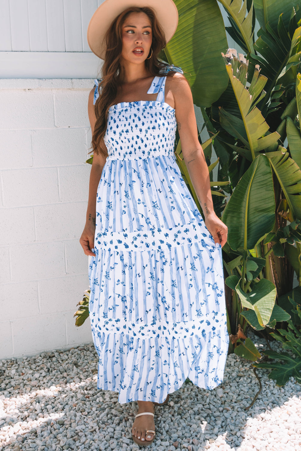 Vestido largo fruncido azul cielo con estampado floral y tirantes anudados de corte A y capas escalonadas