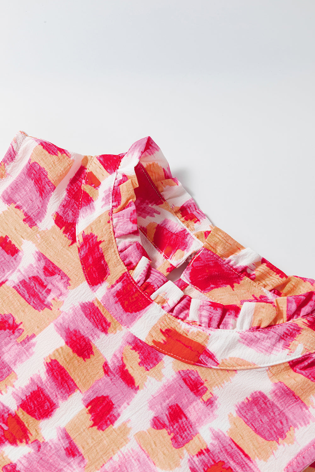 Vestido Mini Sin Mangas con Volantes en el Cuello y Estampado Abstracto Rosa