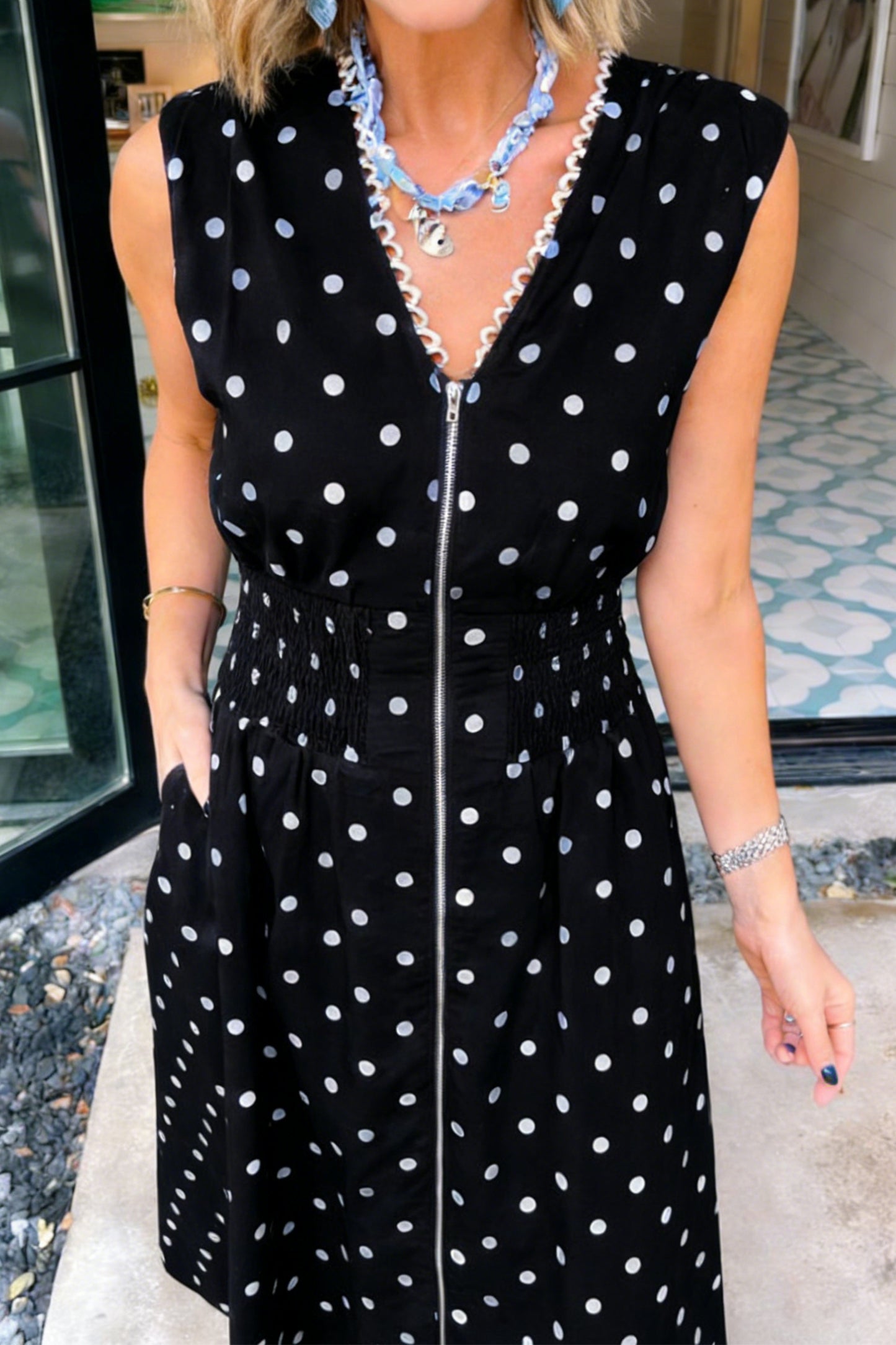 Vestido sin mangas con cremallera, cuello en V, ribete en contraste y estampado de lunares negros