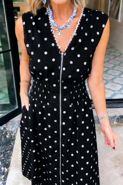 Vestido sin mangas con cremallera, cuello en V, ribete en contraste y estampado de lunares negros