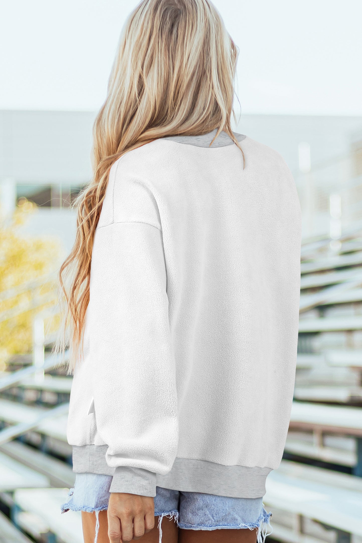 Sudadera gris claro con cuello simulado y gráfico reversible de EE. UU./América