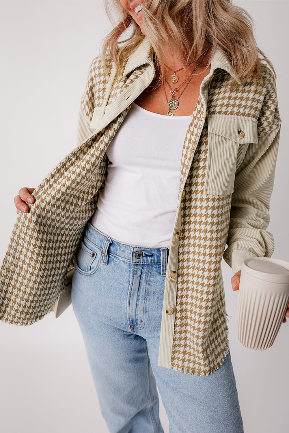 Chaqueta de pana de pata de gallo estilo shacket con bolsillos de solapa en color pergamino