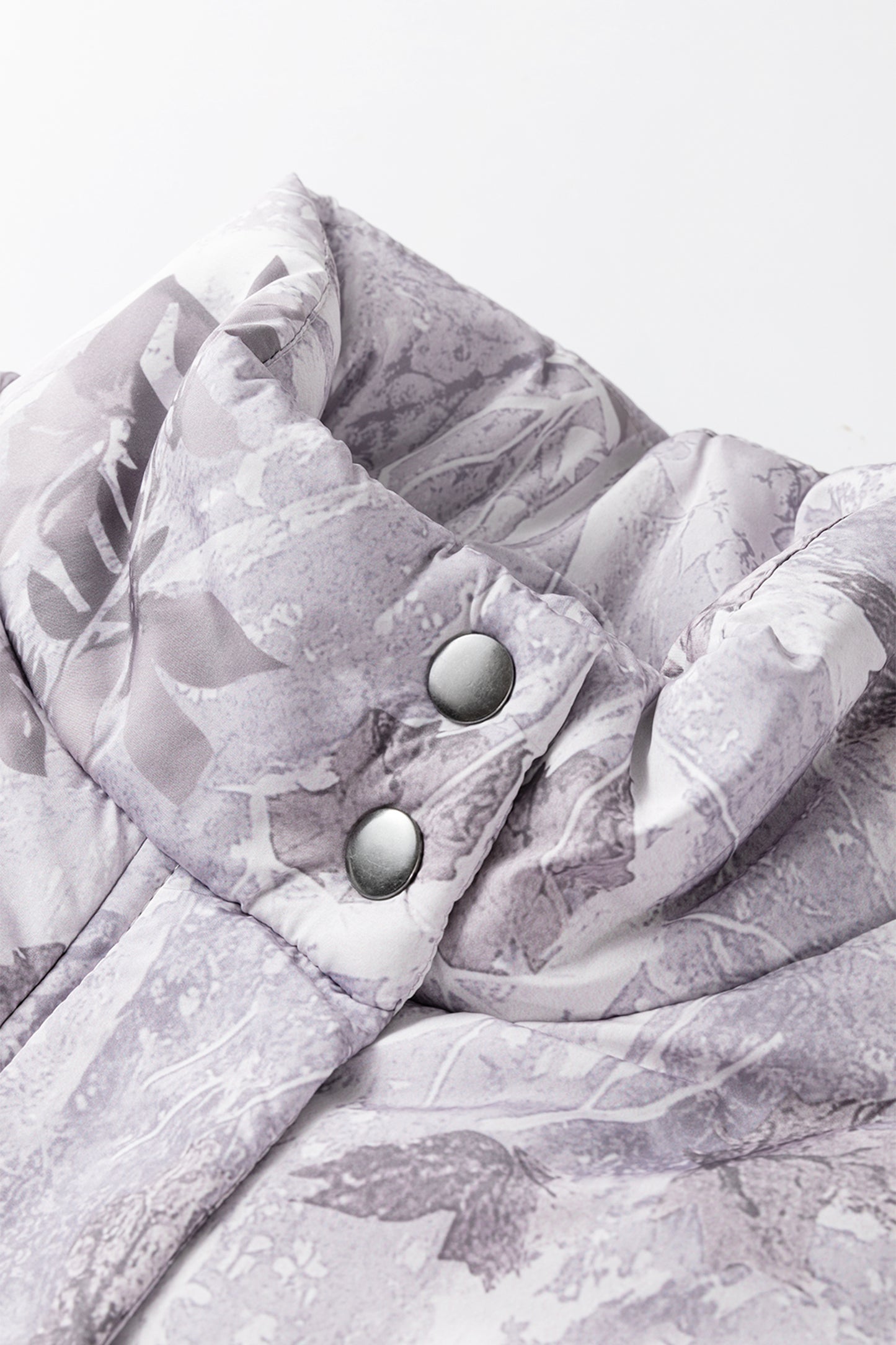 Chaleco acolchado de invierno con estampado de hojas de camuflaje gris