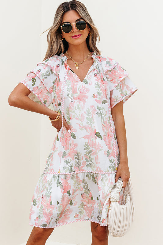 Minivestido rosa floral de manga corta con capas y borde en contraste