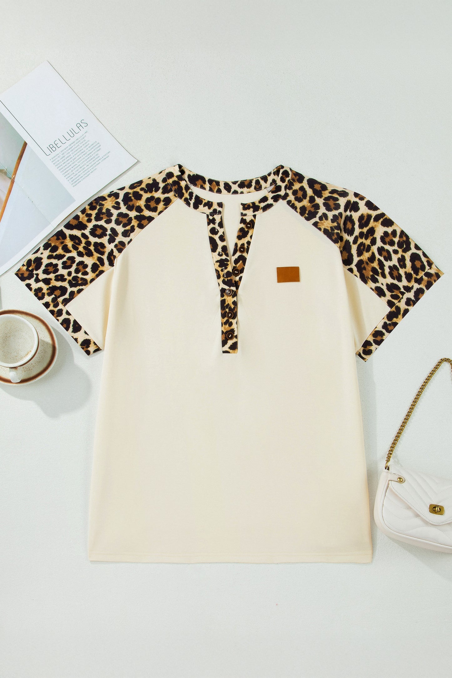 Camiseta polo beige de talla grande con estampado de leopardo y retales en contraste