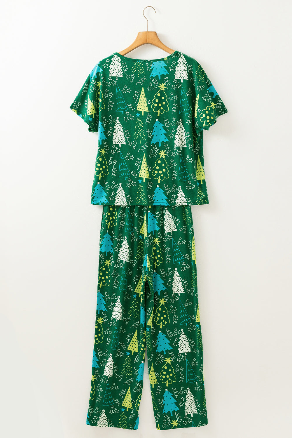 Conjunto de salón de camiseta con cuello en V y pantalones con estampado de árbol de Navidad verde