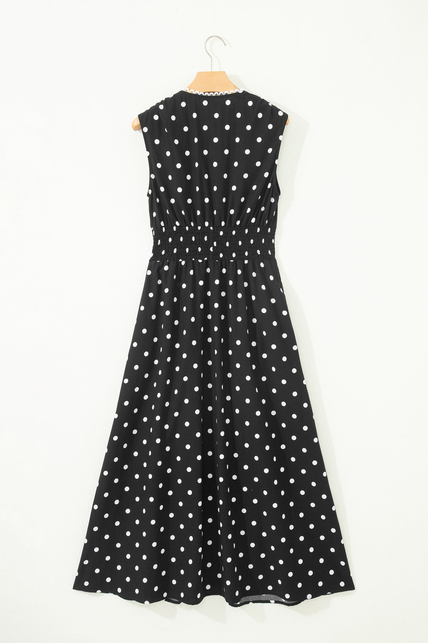 Vestido sin mangas con cremallera, cuello en V, ribete en contraste y estampado de lunares negros