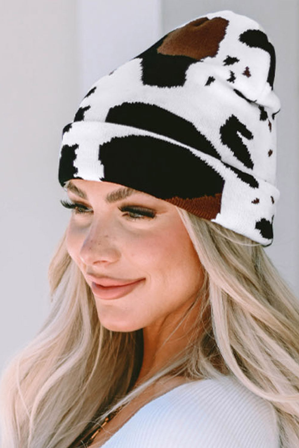 Gorro cálido con estampado de manchas de vaca en negro