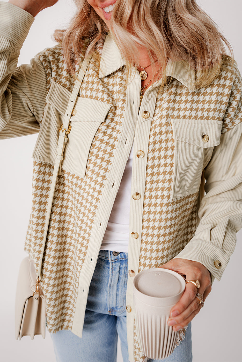 Chaqueta de pana de pata de gallo estilo shacket con bolsillos de solapa en color pergamino