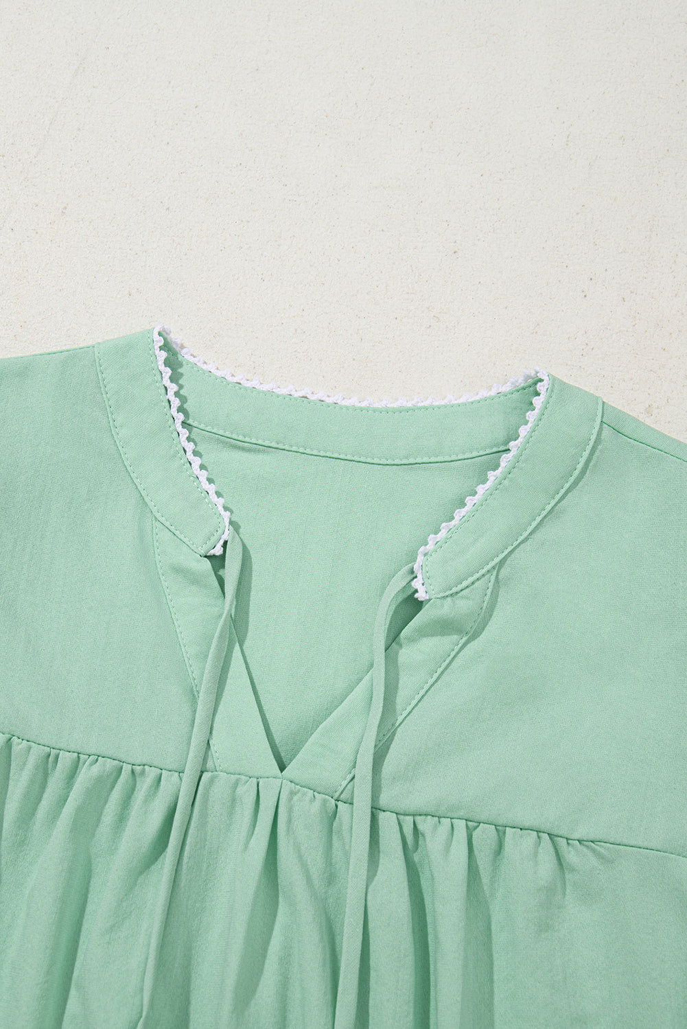 Blusa con mangas abullonadas y cuello dividido Clearly Aqua con bordado floral