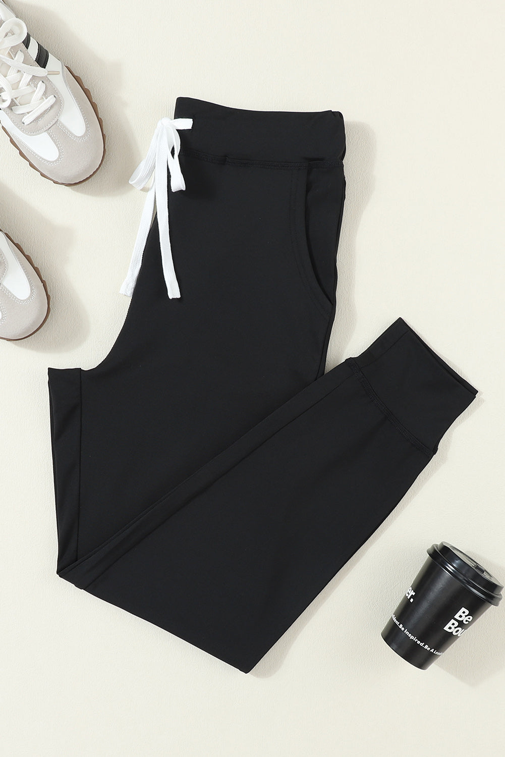 Pantalones jogger negros con cordón, cintura elástica y bolsillos