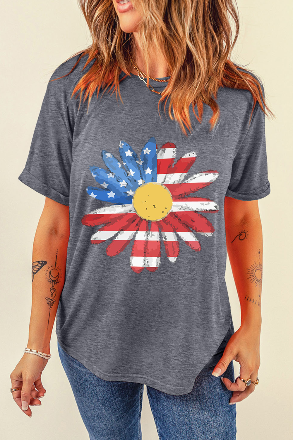 Camiseta con cuello redondo y estampado de girasol con diseño de bandera gris