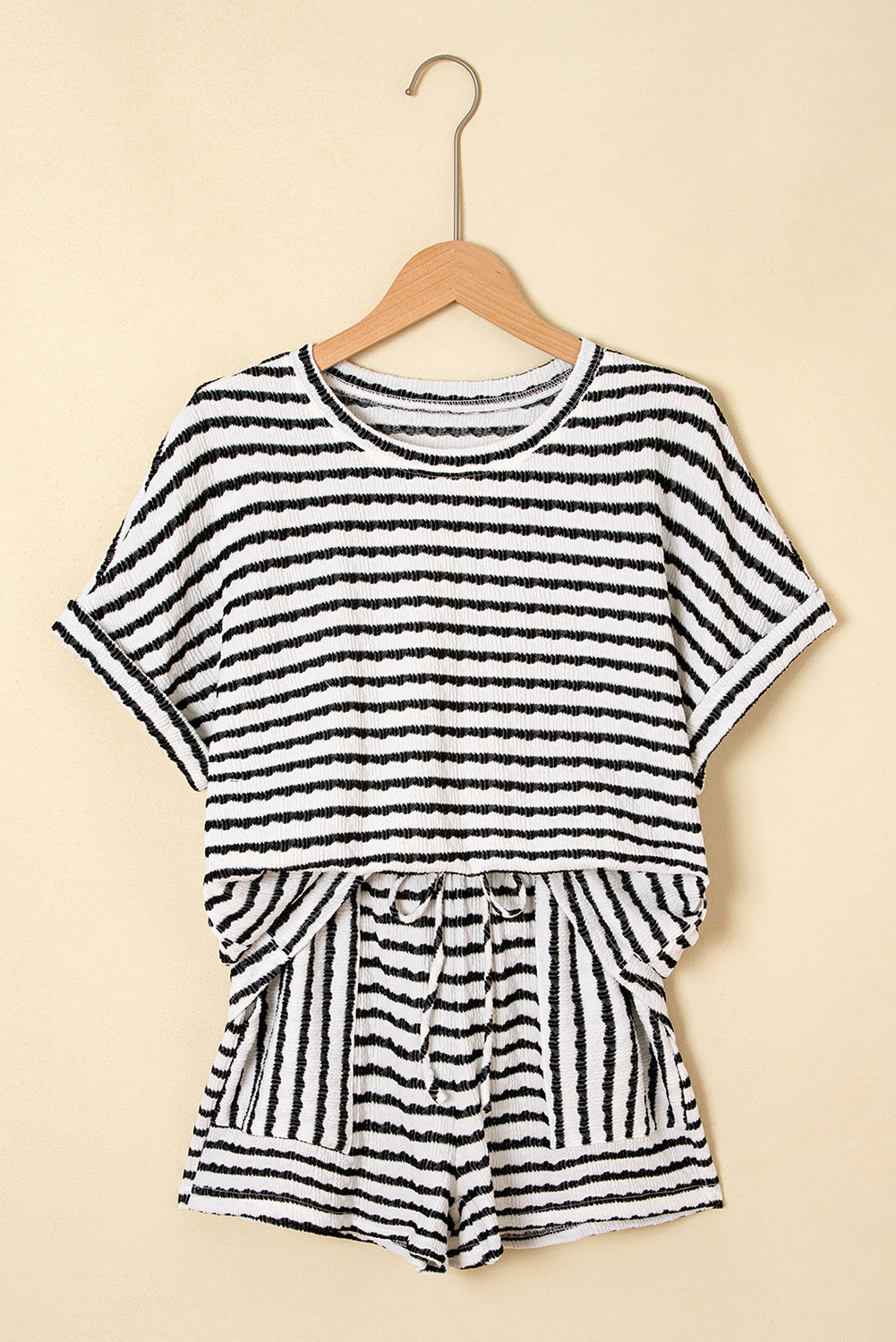 Conjunto de top de manga corta de punto con rayas negras y shorts con cordón