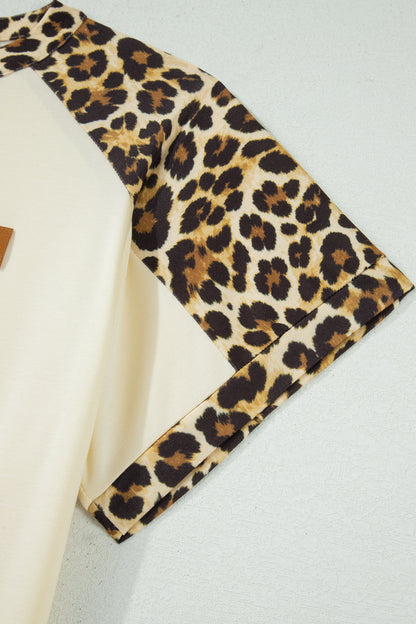 Camiseta polo beige de talla grande con estampado de leopardo y retales en contraste