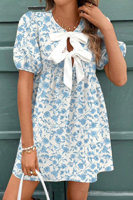 Minivestido azul cielo floral con lazo y mangas abullonadas en contraste