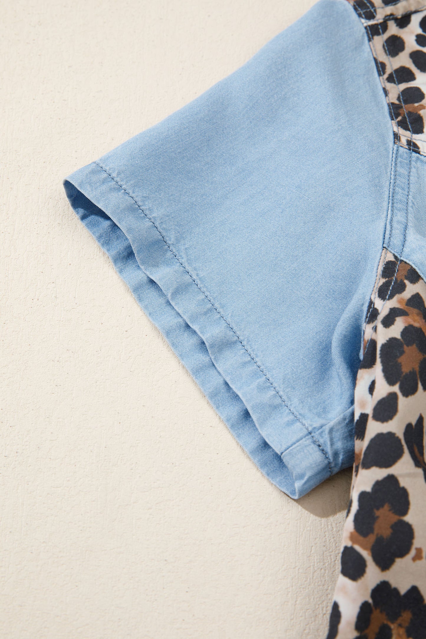 Minivestido con cuello de camisa Myosotis Denim con bloques de color y retales de leopardo