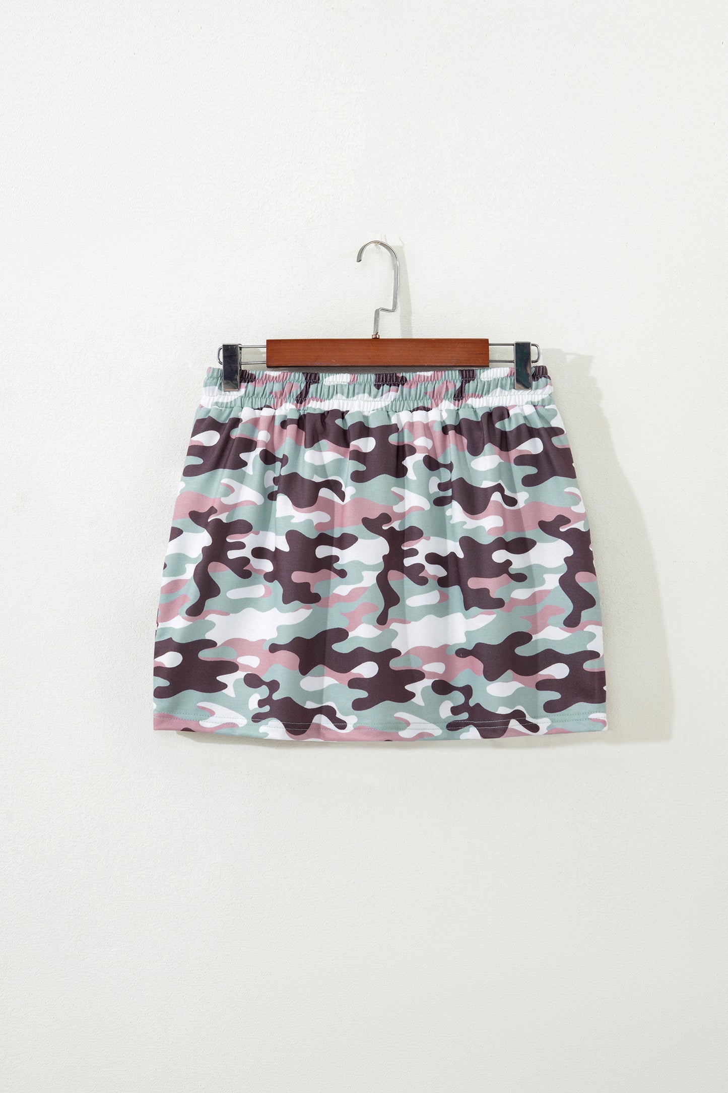 Minifalda pantalón informal con cordón y estampado de camuflaje verde