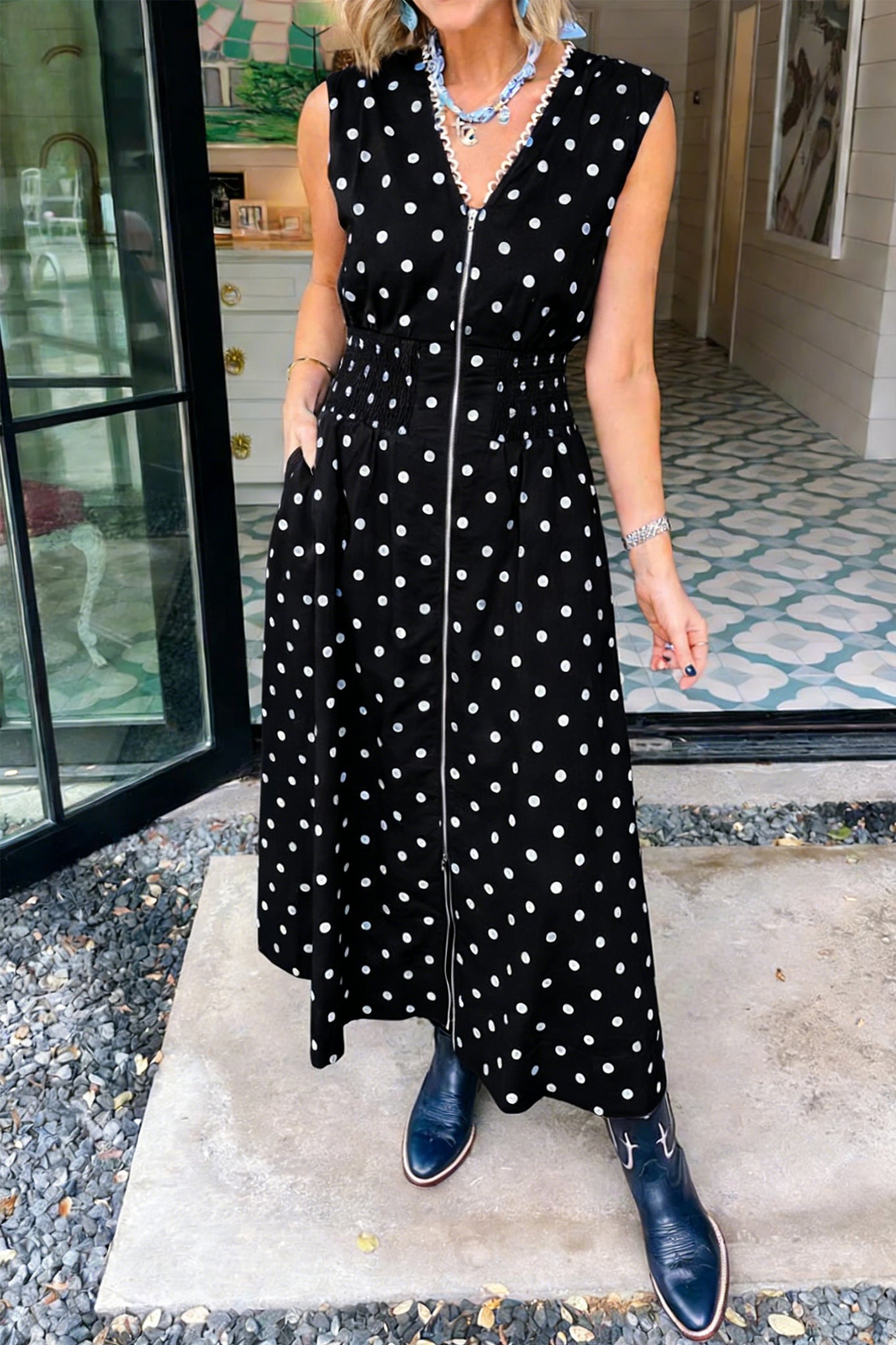Vestido sin mangas con cremallera, cuello en V, ribete en contraste y estampado de lunares negros