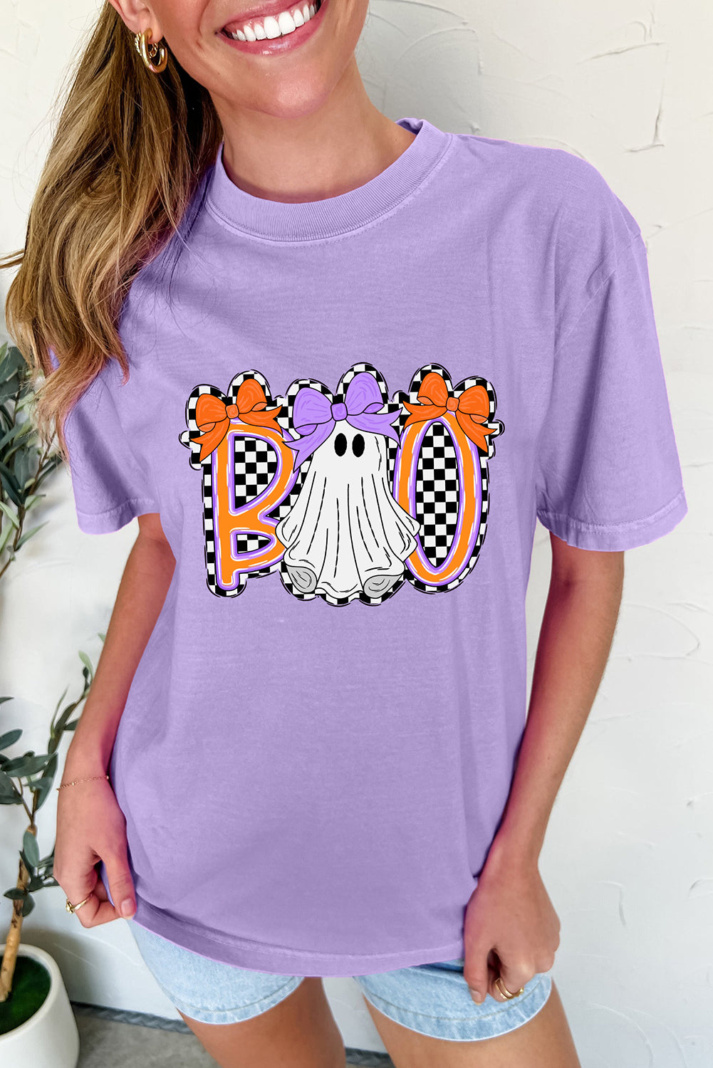 Camiseta gráfica de Halloween con fantasma y lazo a cuadros de glicina Boo