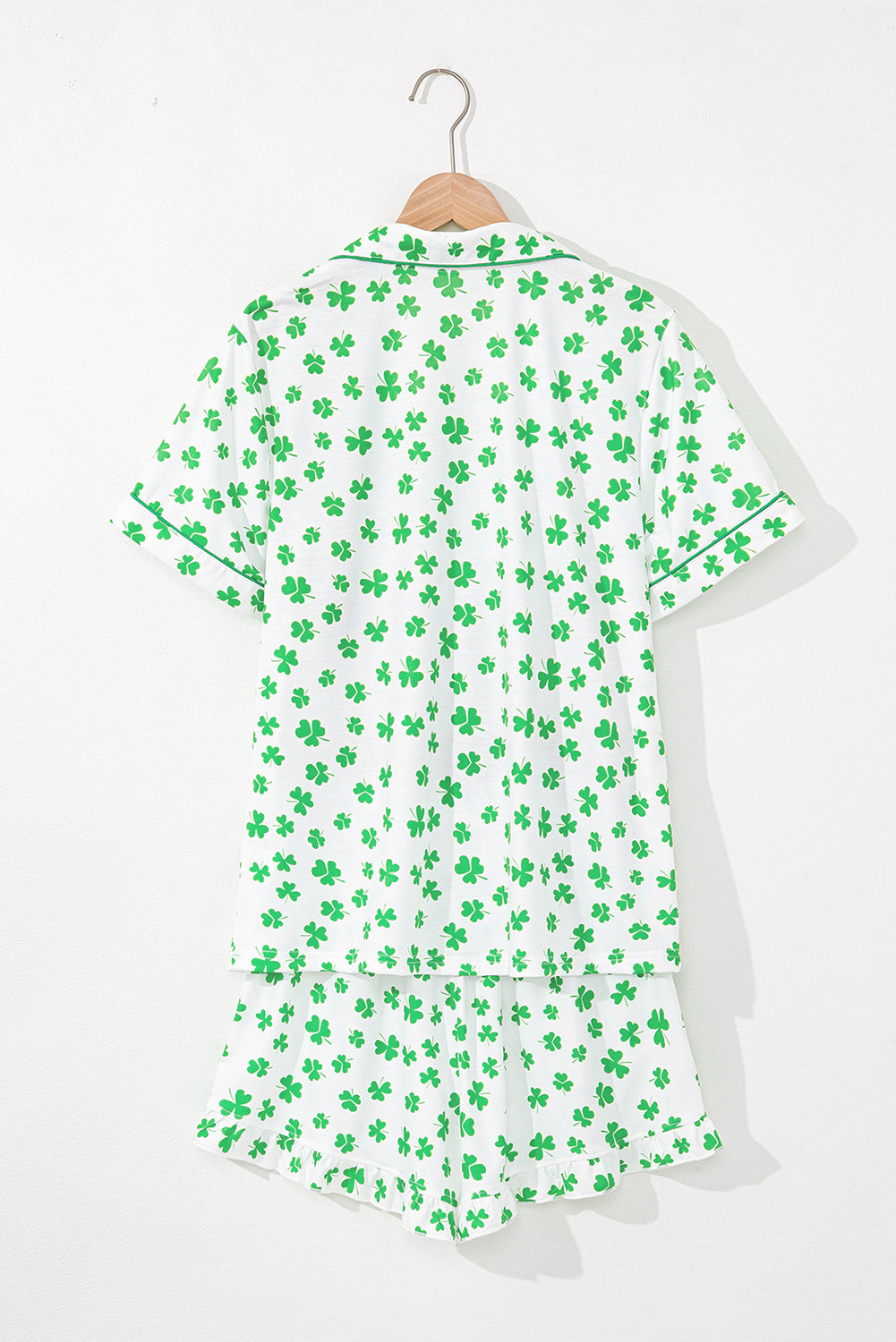 Conjunto de pijama de manga corta con estampado de trébol verde y pantalón corto con volantes