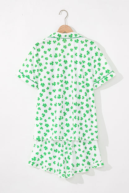 Conjunto de pijama de manga corta con estampado de trébol verde y pantalón corto con volantes