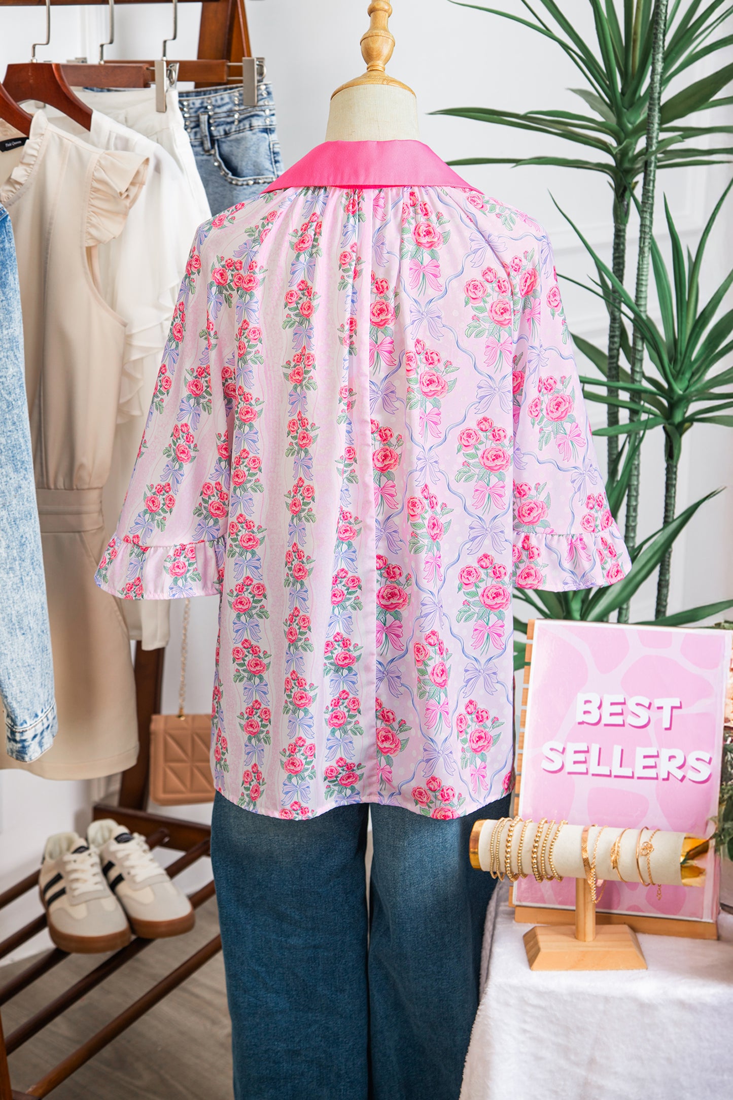 Camisa de media manga con cuello y volantes, con estampado floral morado