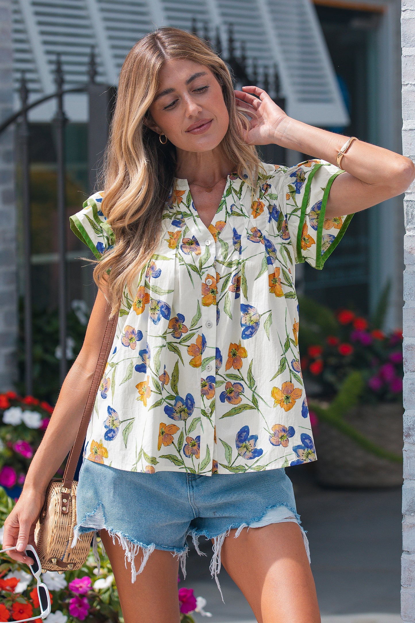 Blusa de algodón con estampado floral verde, cuello en V con volantes, pliegues prensados y cinta al bies