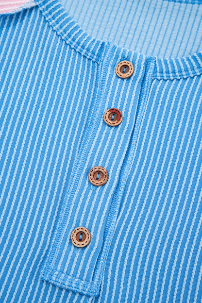 Camiseta Henley de manga corta con retales de bloques de color acanalados trenzados azules