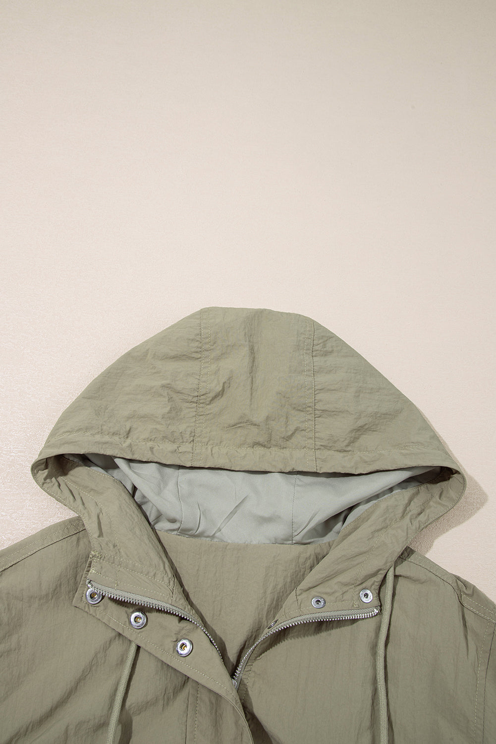 Chaqueta utilitaria corta con capucha y bolsillos con cremallera en verde laurel