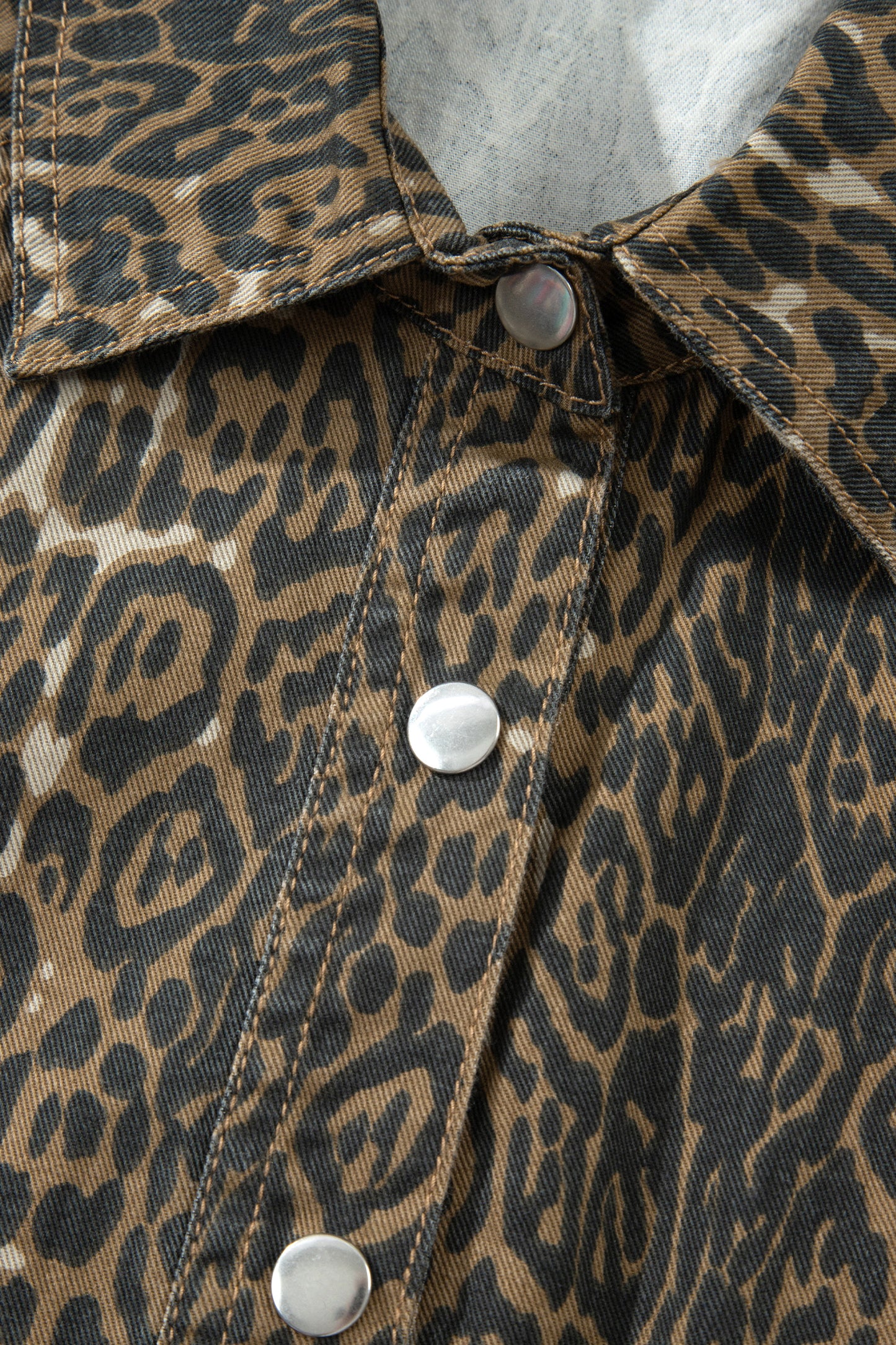 Minivestido vaquero plisado de manga corta con estampado de leopardo gris