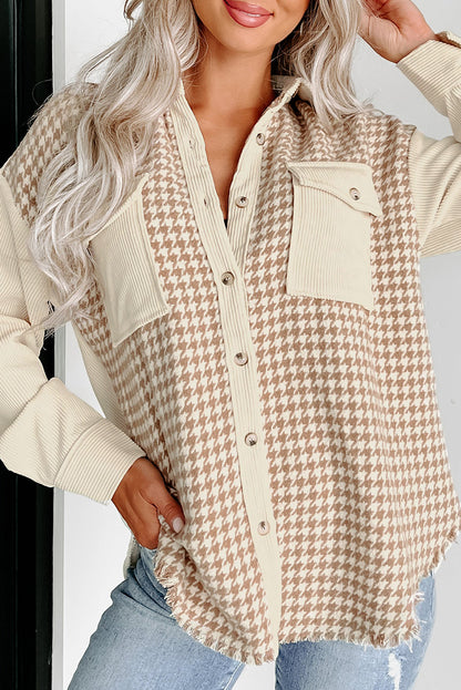 Chaqueta de pana de pata de gallo estilo shacket con bolsillos de solapa en color pergamino