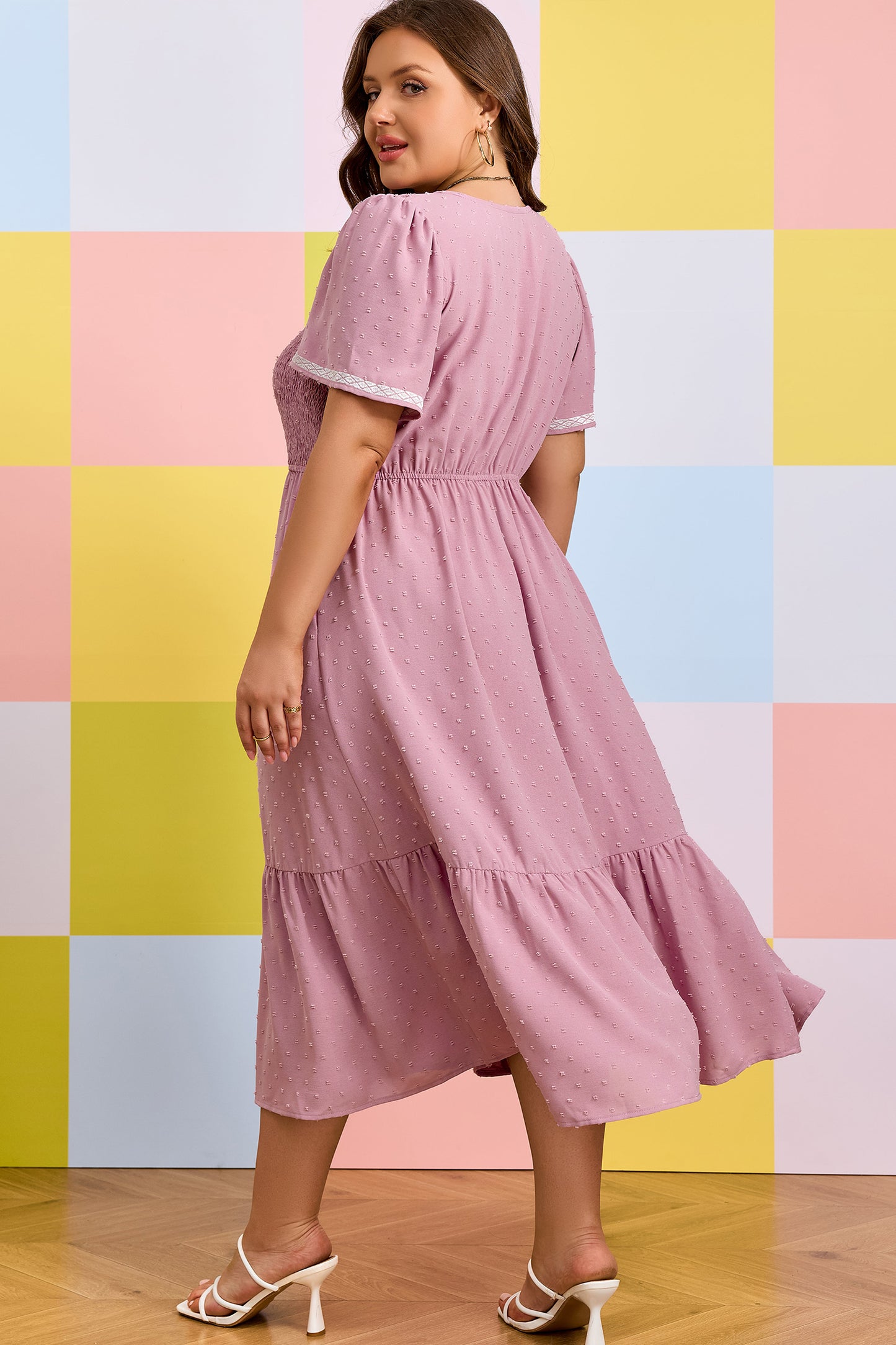 Vestido Midi Fluido Rosa Talla Grande con Manga Corta, Puntos Suizos y Cintura Fruncida