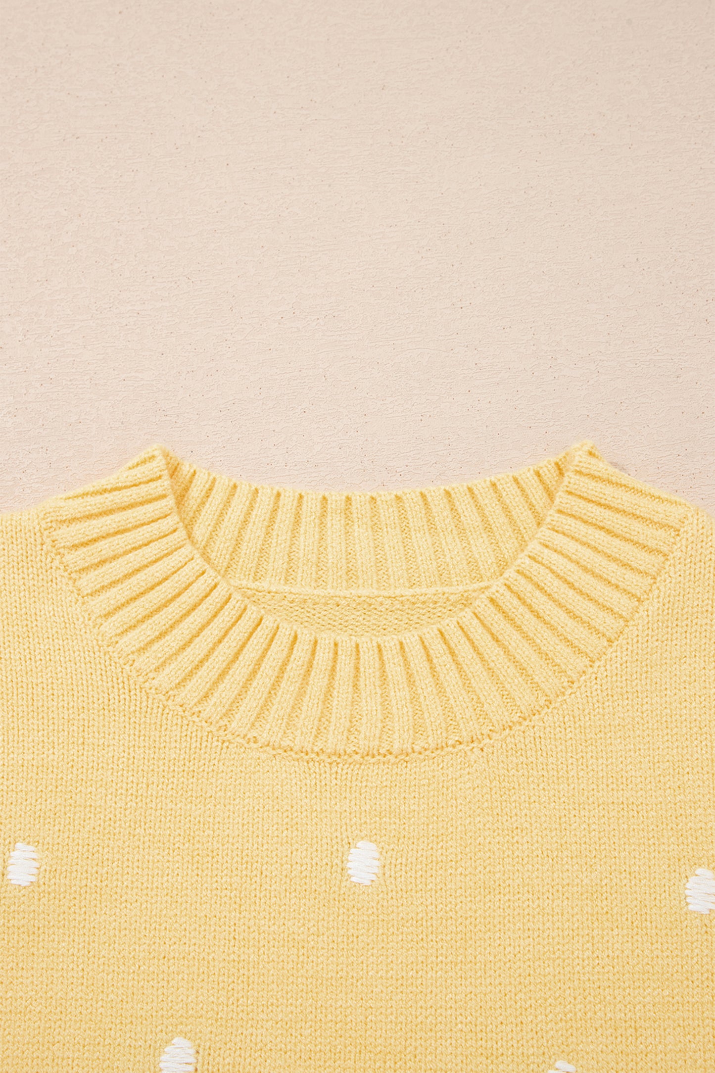 Suéter amarillo crema elegante de manga corta abullonada con lunares