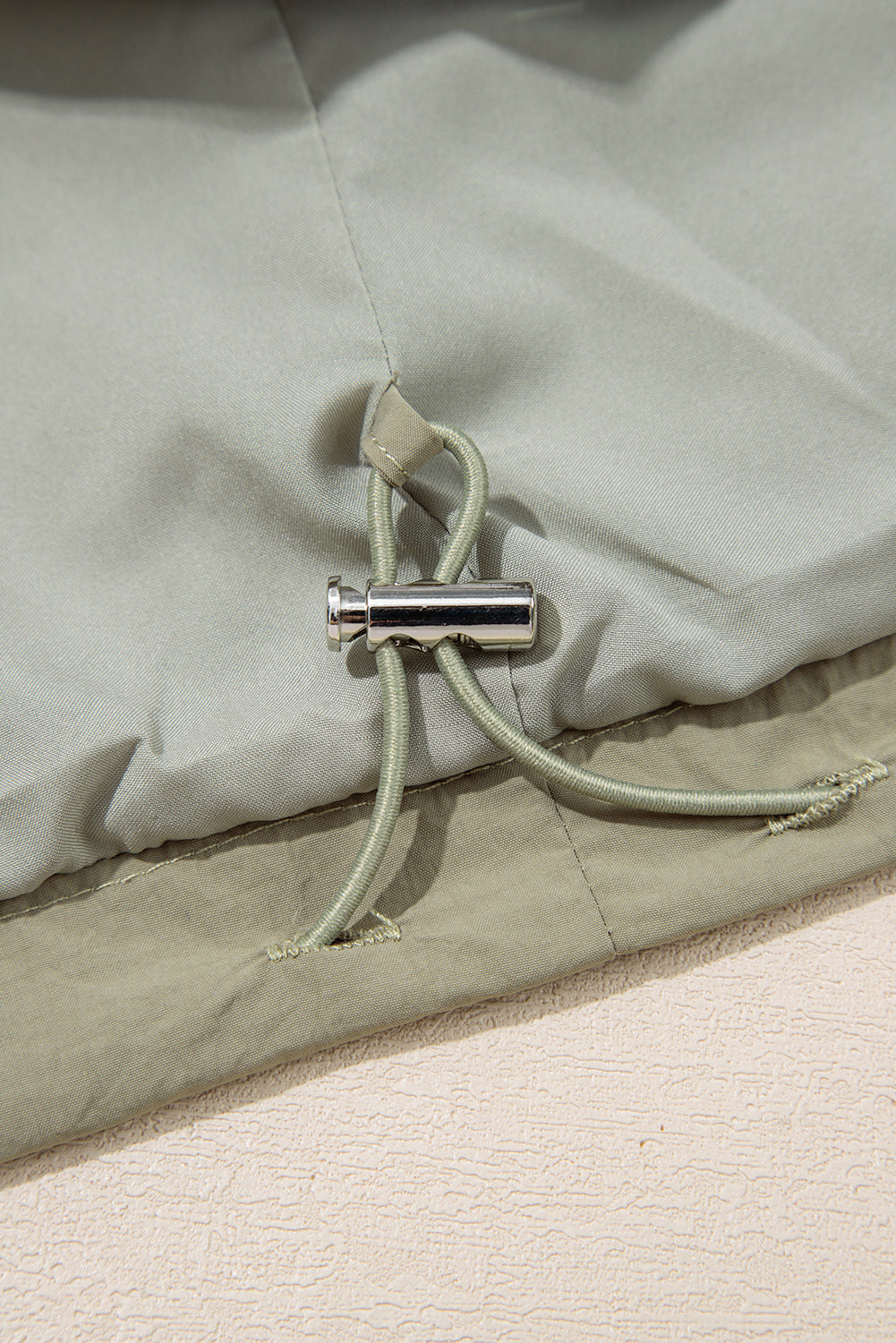 Chaqueta utilitaria corta con capucha y bolsillos con cremallera en verde laurel