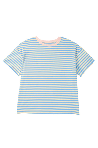 Camiseta de talla grande con rayas celestes, hombros caídos y ribete en contraste con cuello redondo